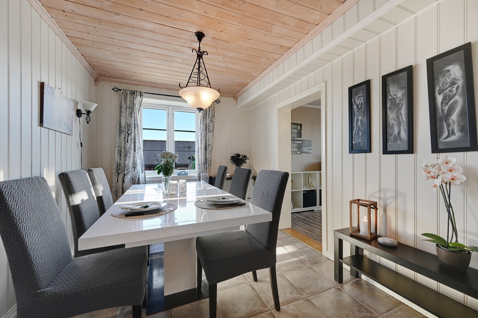 I rommet ved siden av kjøkkenet finner vi spisestuen Galleribilde