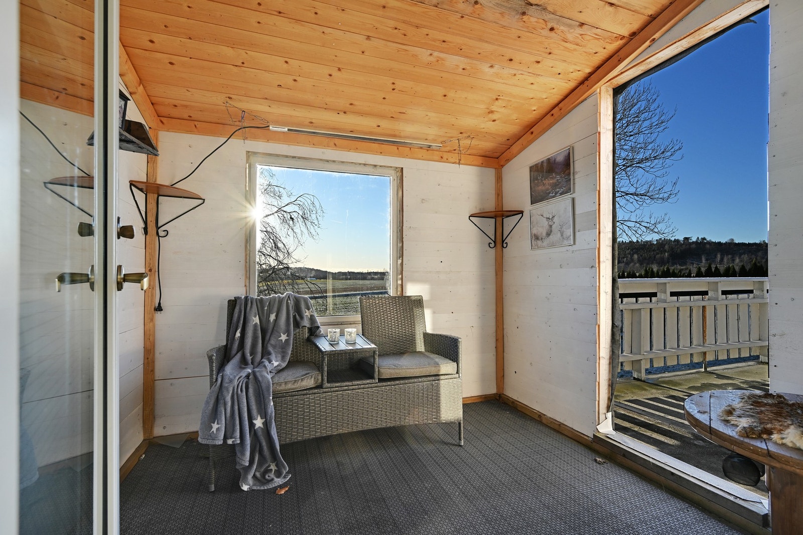 Vinterstue med utgang til solrik balkong Galleribilde