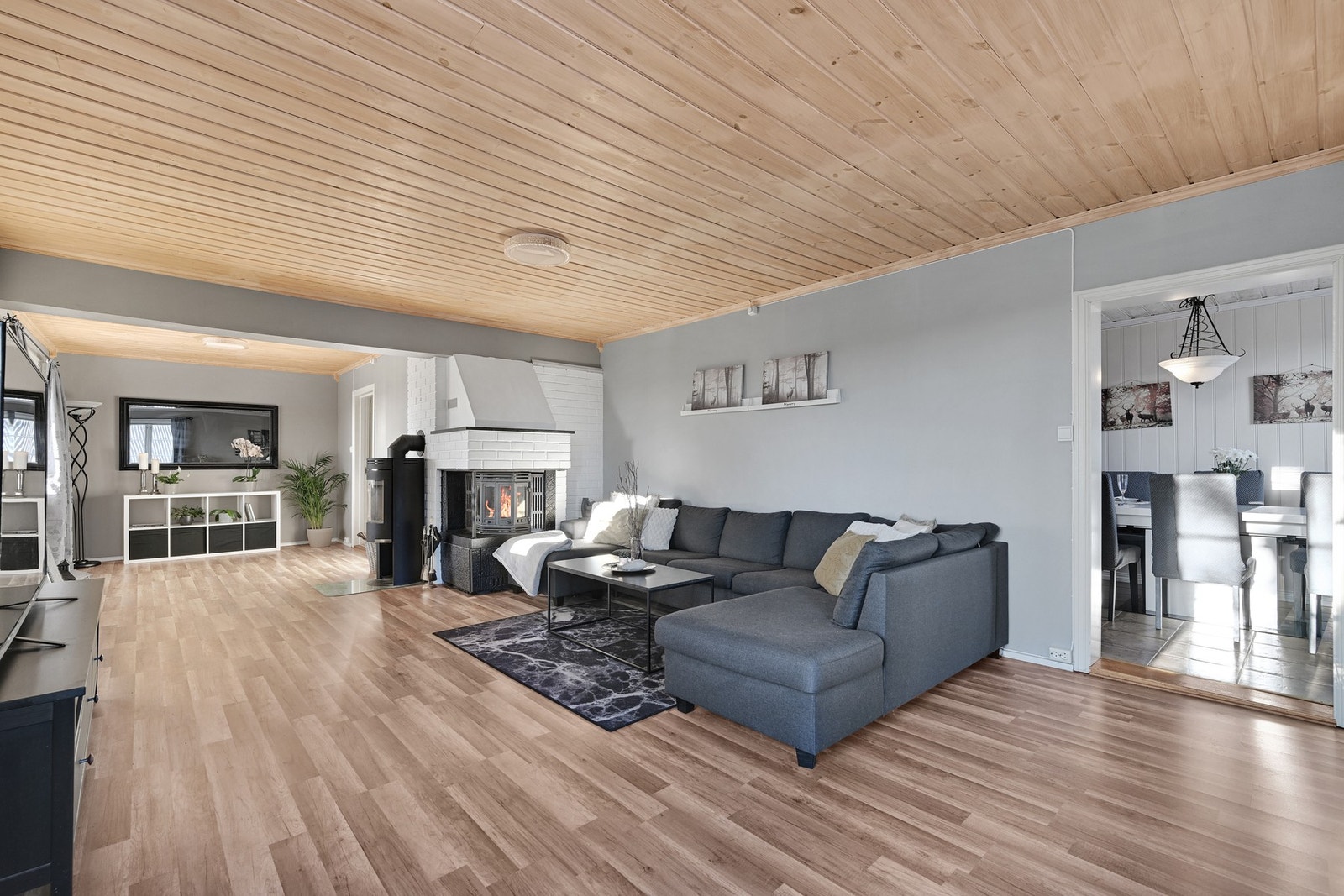 Stor og romlig stue med peis og varmepumpe Galleribilde