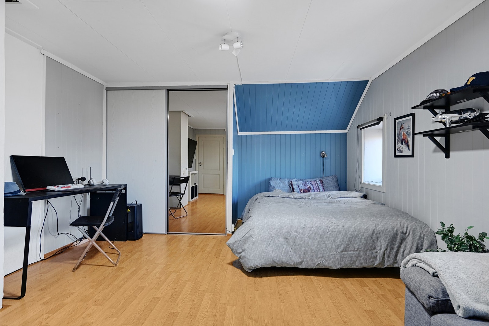 Soverom 1 er et stor soverom med mye plass Galleribilde