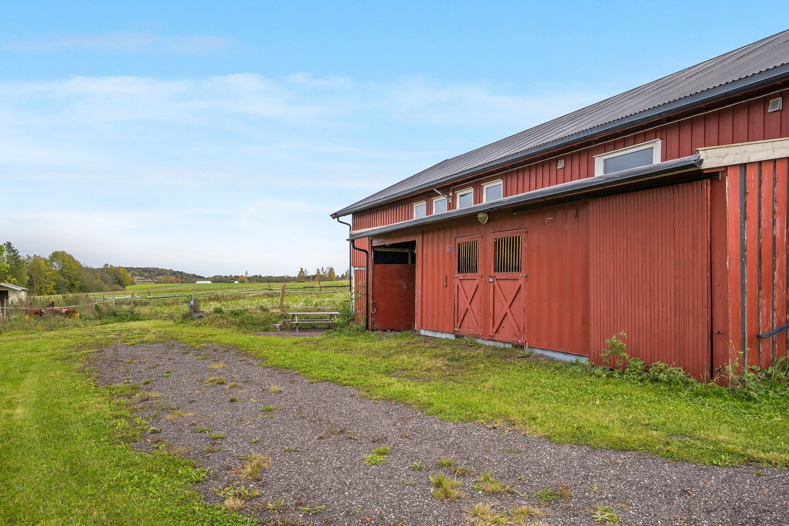 Tar man turen ned, finner vi et innredet lokale, 2 mindre utebokser og mer lagring Galleribilde