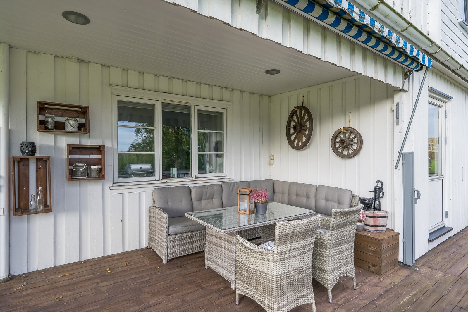 Fra kontoret er det utgang til en meget solrik terrasse Galleribilde