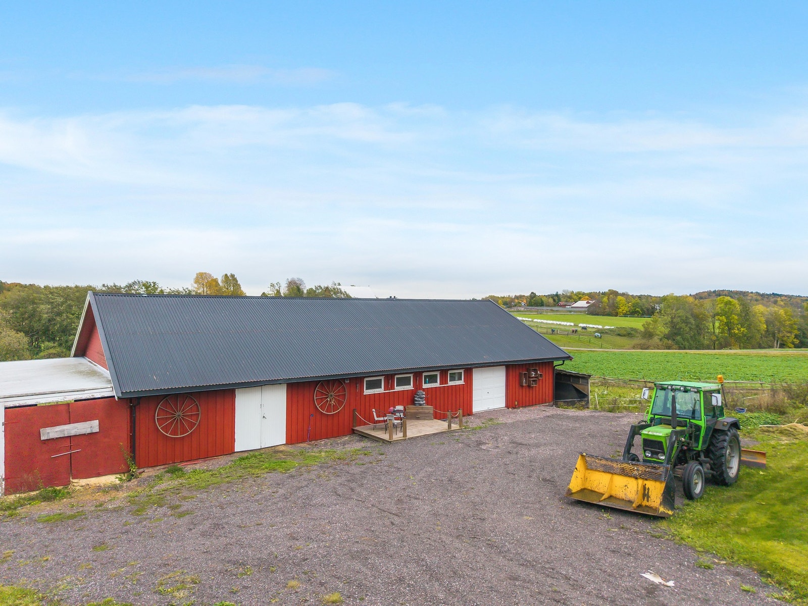 Stor innholdsrik stall Galleribilde