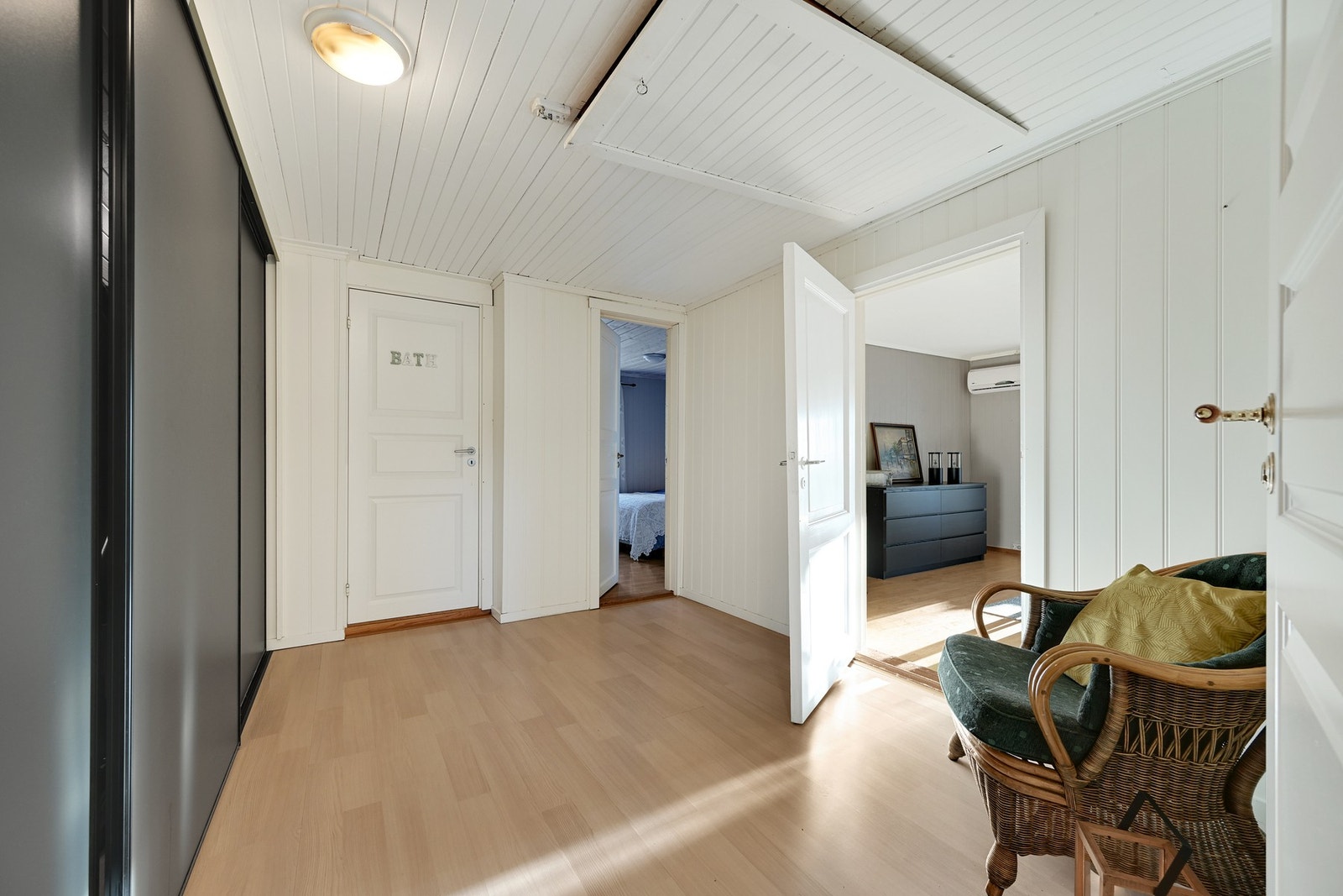 Stor gang i 2. etasje med skyvedørsgarderobe Galleribilde