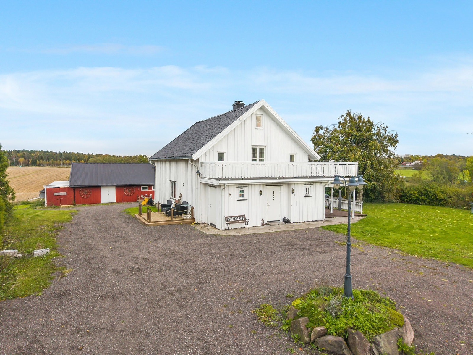 Stor gårdsplass som tar deg imot på denne flotte eiendommen Galleribilde
