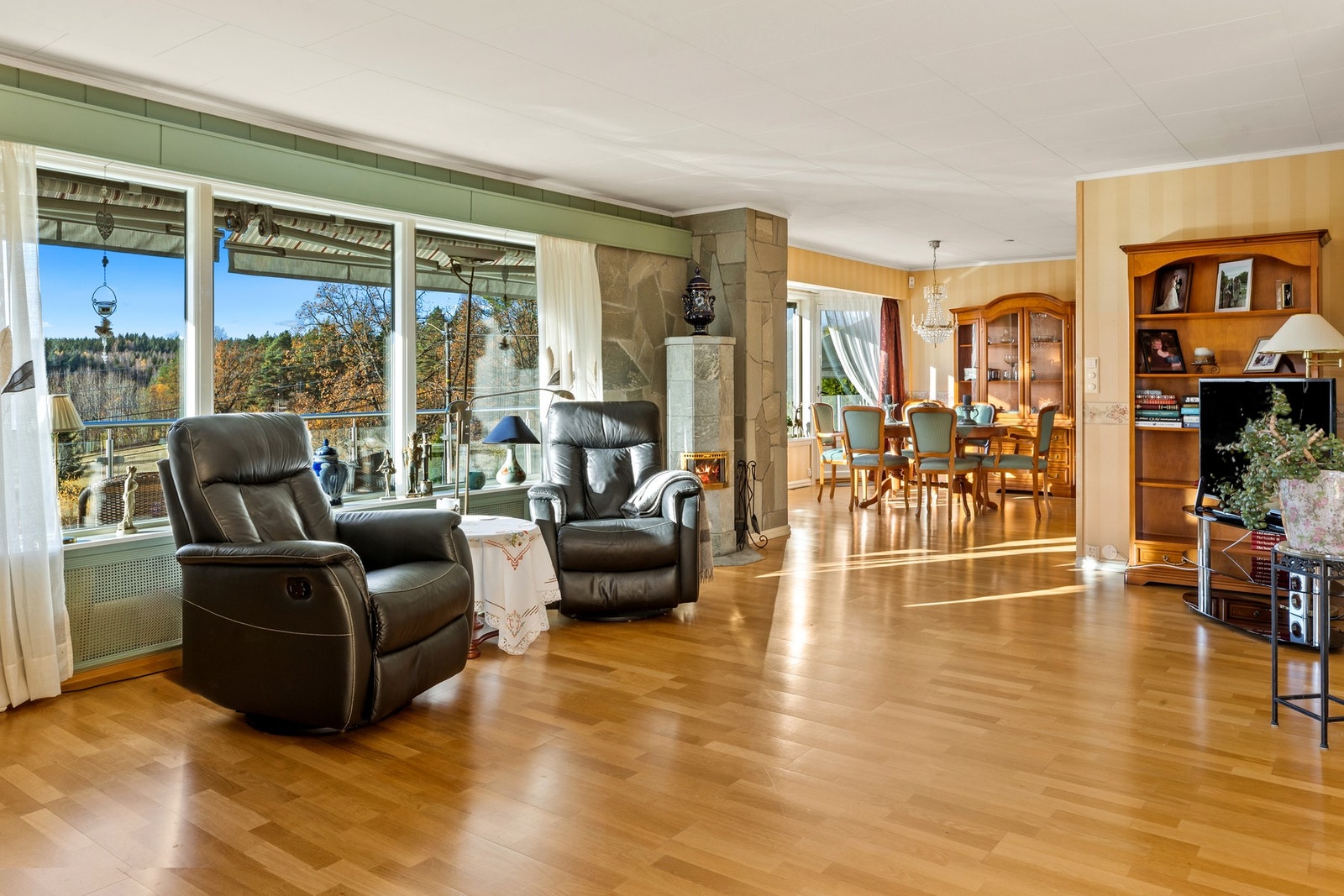 Meget romslig og fin stue med store vindusflater som gir meget godt med naturlig lysinnslipp i stua. Galleribilde