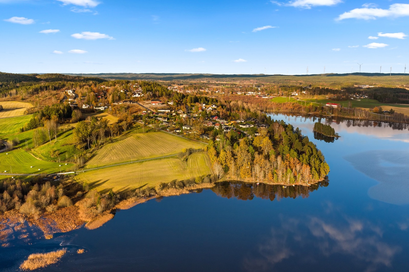 Badestranden ligger kun i kort gåavstand fra eiendommen. Galleribilde