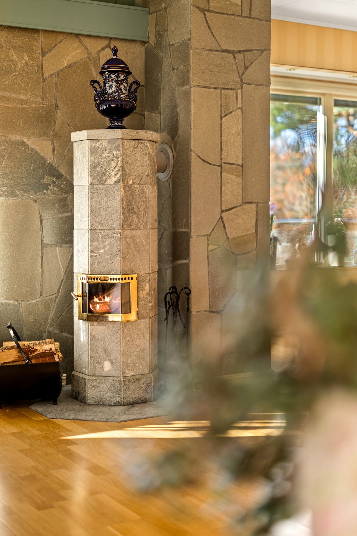 Deilig og effektiv vedfyring i flott klebersteinsovn Galleribilde