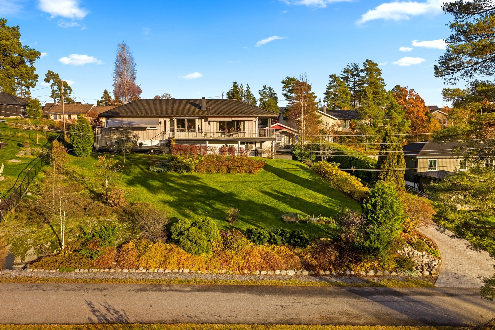 Velkommen til Eikeliveien 35 - en meget velholdt og flott eiendom beliggende med nydelige sol- og utsiktsforhold. Galleribilde
