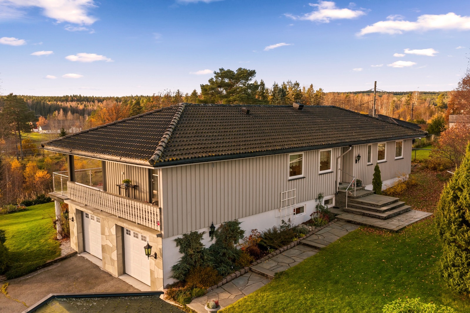 Dobbel garasje i boligens u.etg. med adkomst direkte inn i boligen. Steinlagt gangsti fra gårdsplass til hovedinngang i 1.etg. Galleribilde