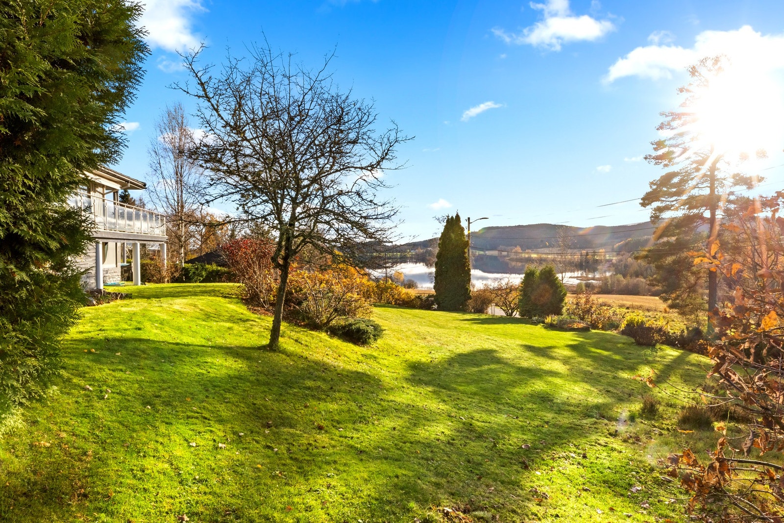 Nydelig, velstelt hageanlegg Galleribilde