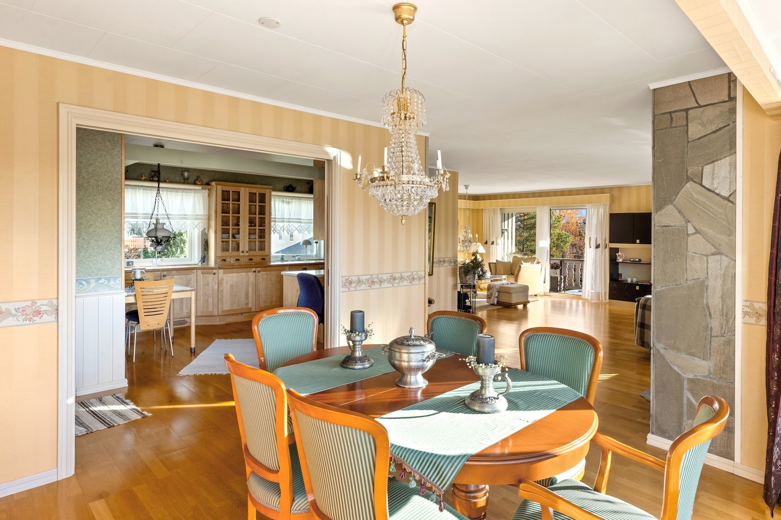 Delvis åpen løsning mellom stue og kjøkken Galleribilde