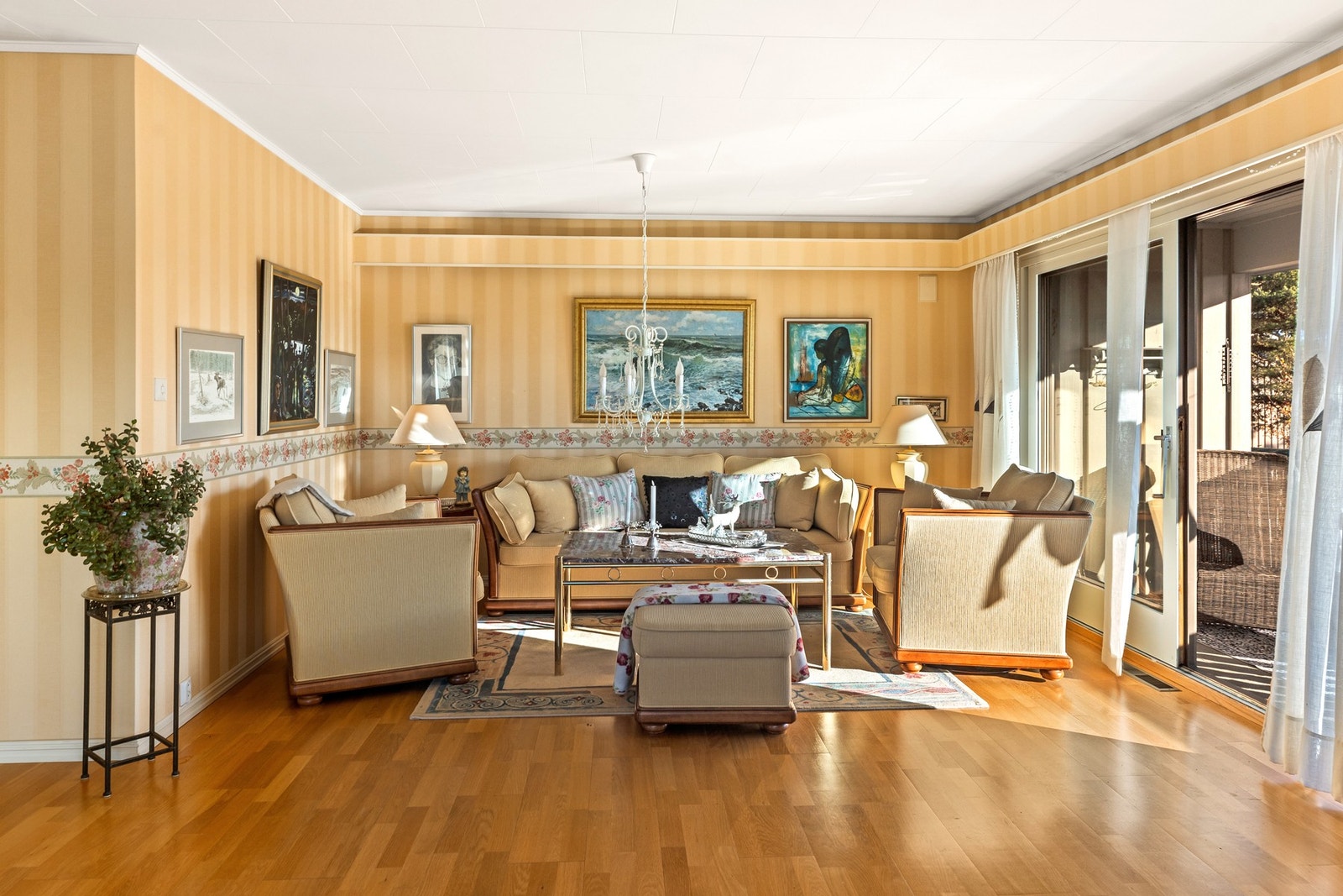 Stuen har hev-skyvedør ut til veranda Galleribilde