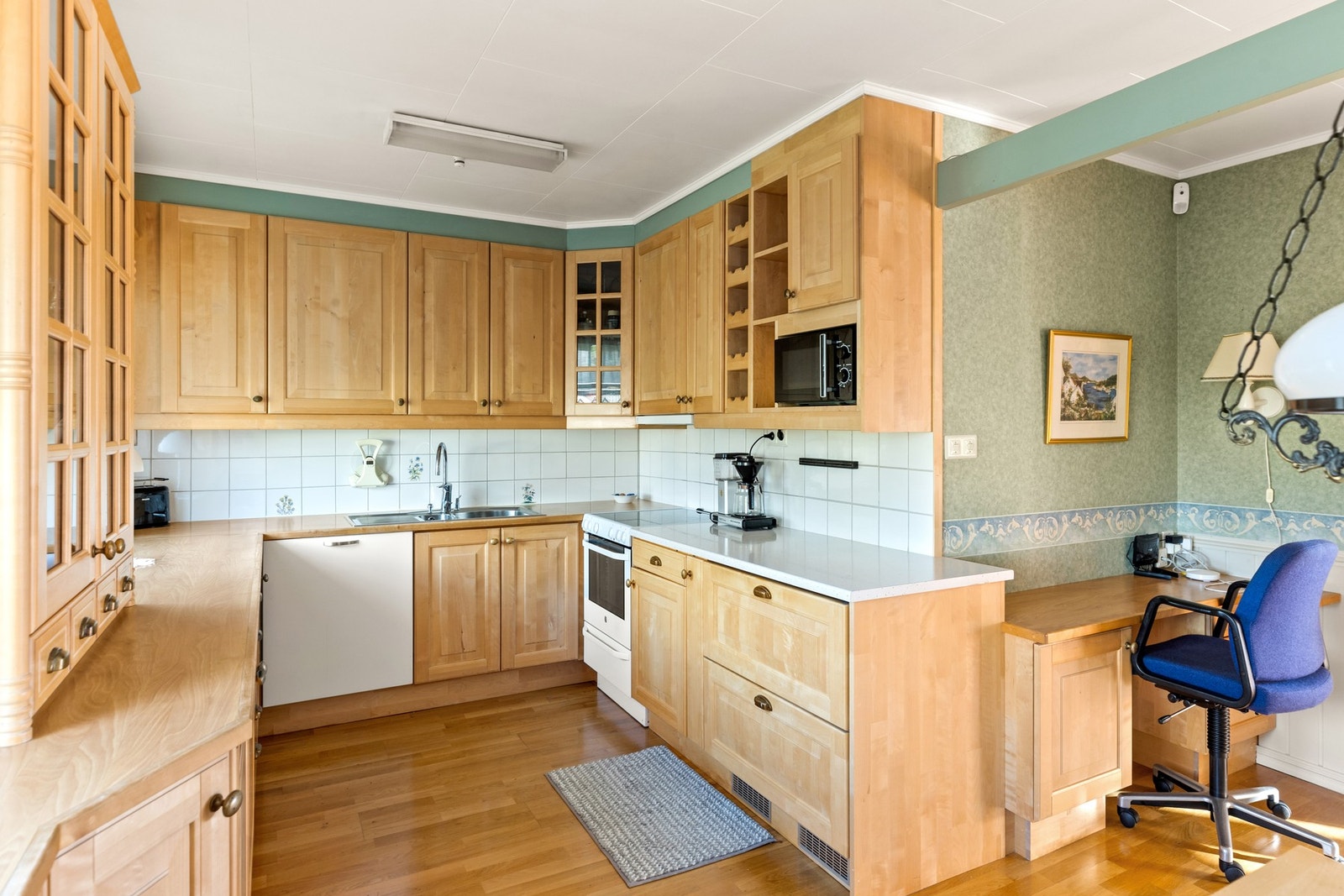 Meget godt med skap- og benkeplass Galleribilde