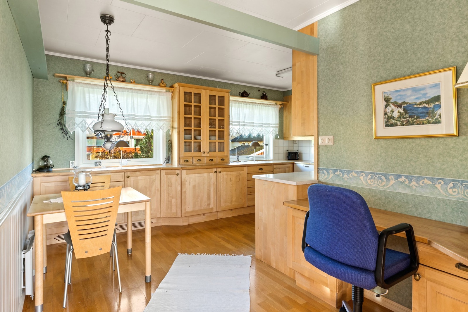 Kjøkkenet er levert av Syversen Snekkeri, tilpasset rommet og i utførelse som er tidløs og av høy kvalitet. Galleribilde