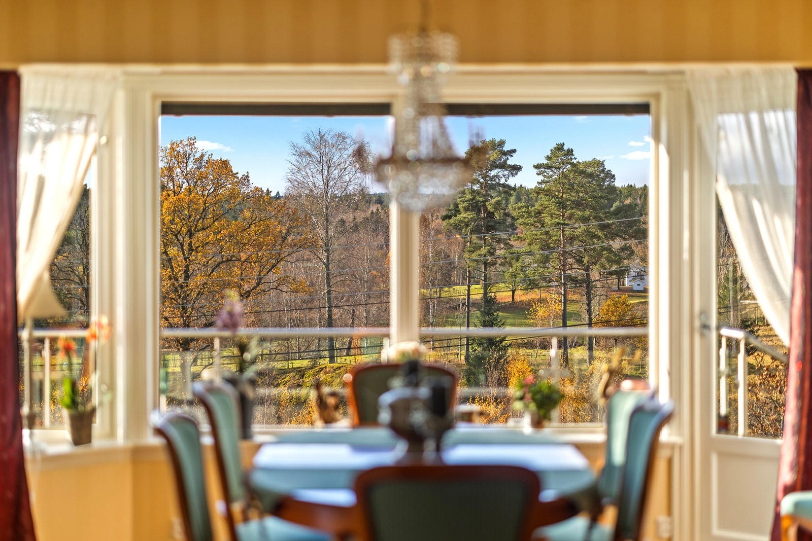 Fra spisestuedelen er det utgang til veranda Galleribilde