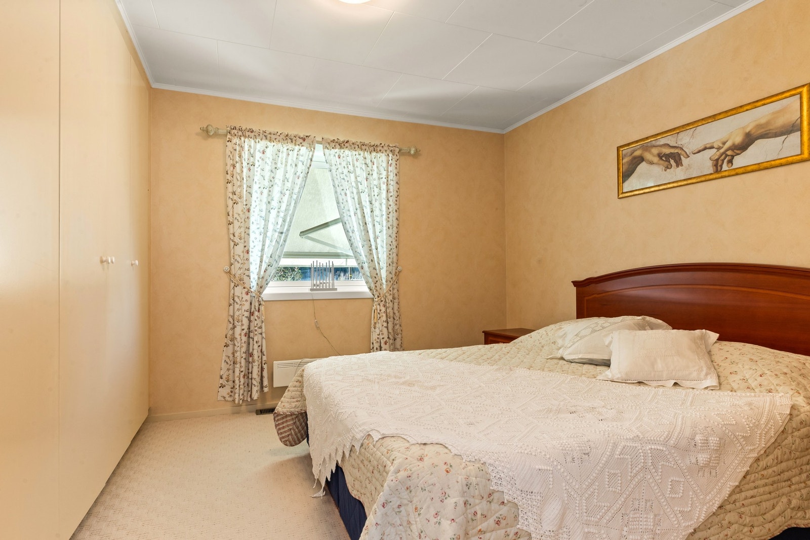 Hovedsoverom i 1.etg. med god garderoberekke Galleribilde