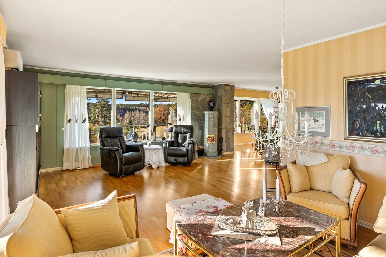 God plass til flere møbelgrupper i stuen Galleribilde