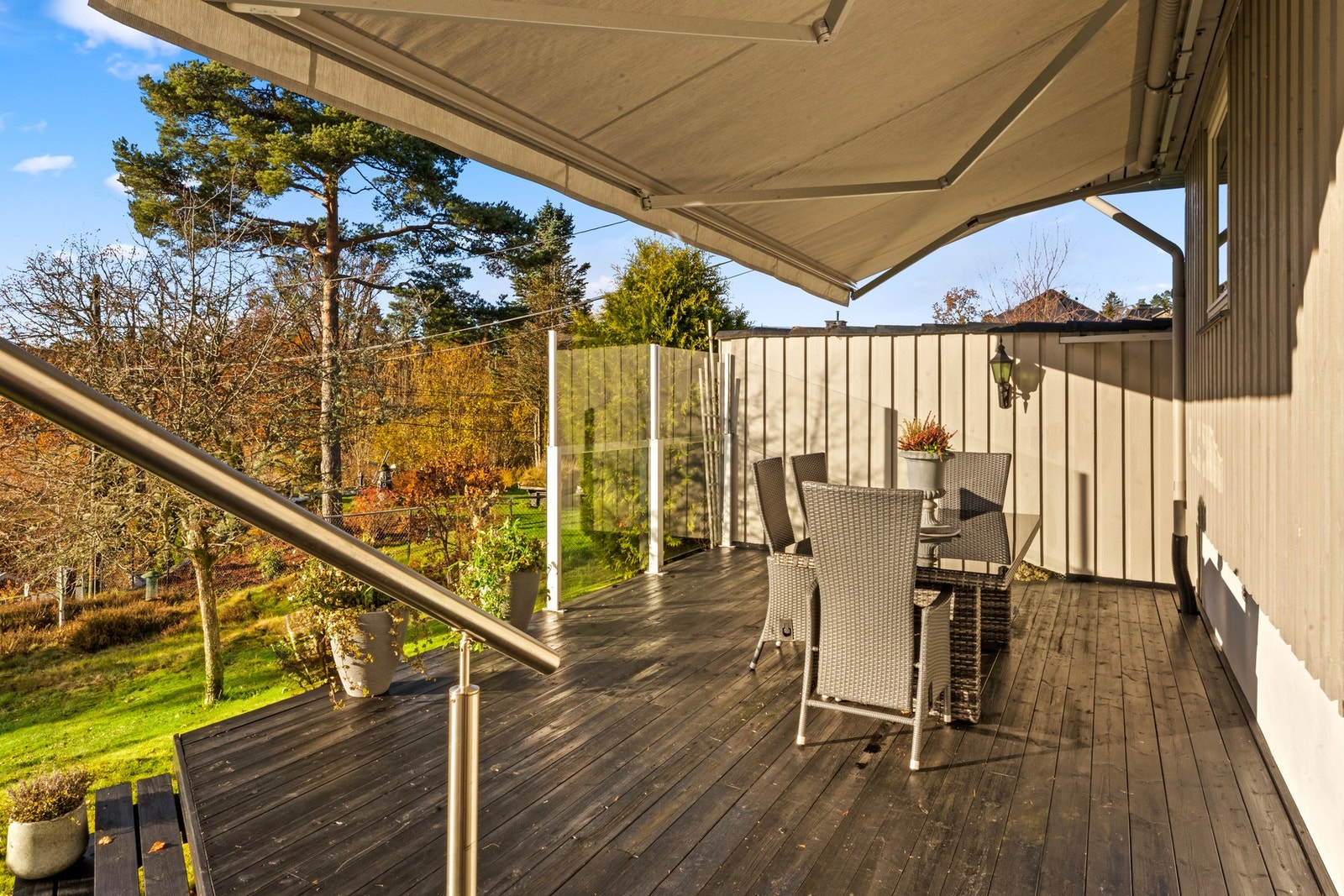 Terrasse med markise og glassvegger i tillegg til levegg som hindrer nordavind. Galleribilde