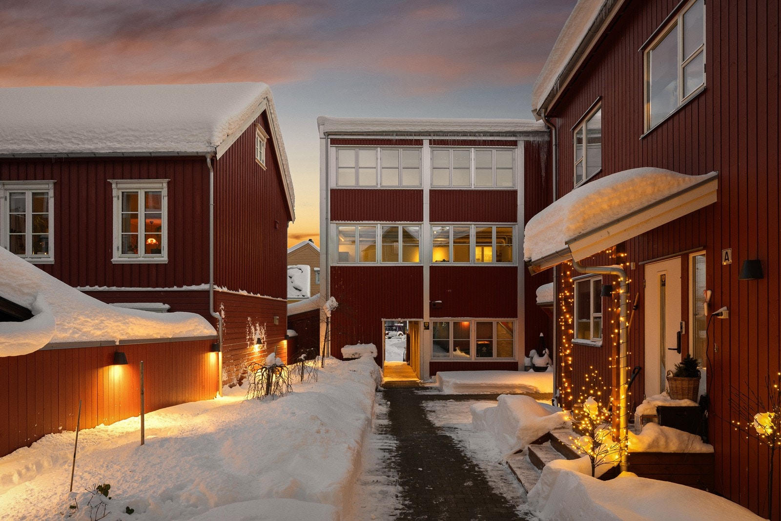 Pent opparbeidet og koselig fellesområde i bakgården.