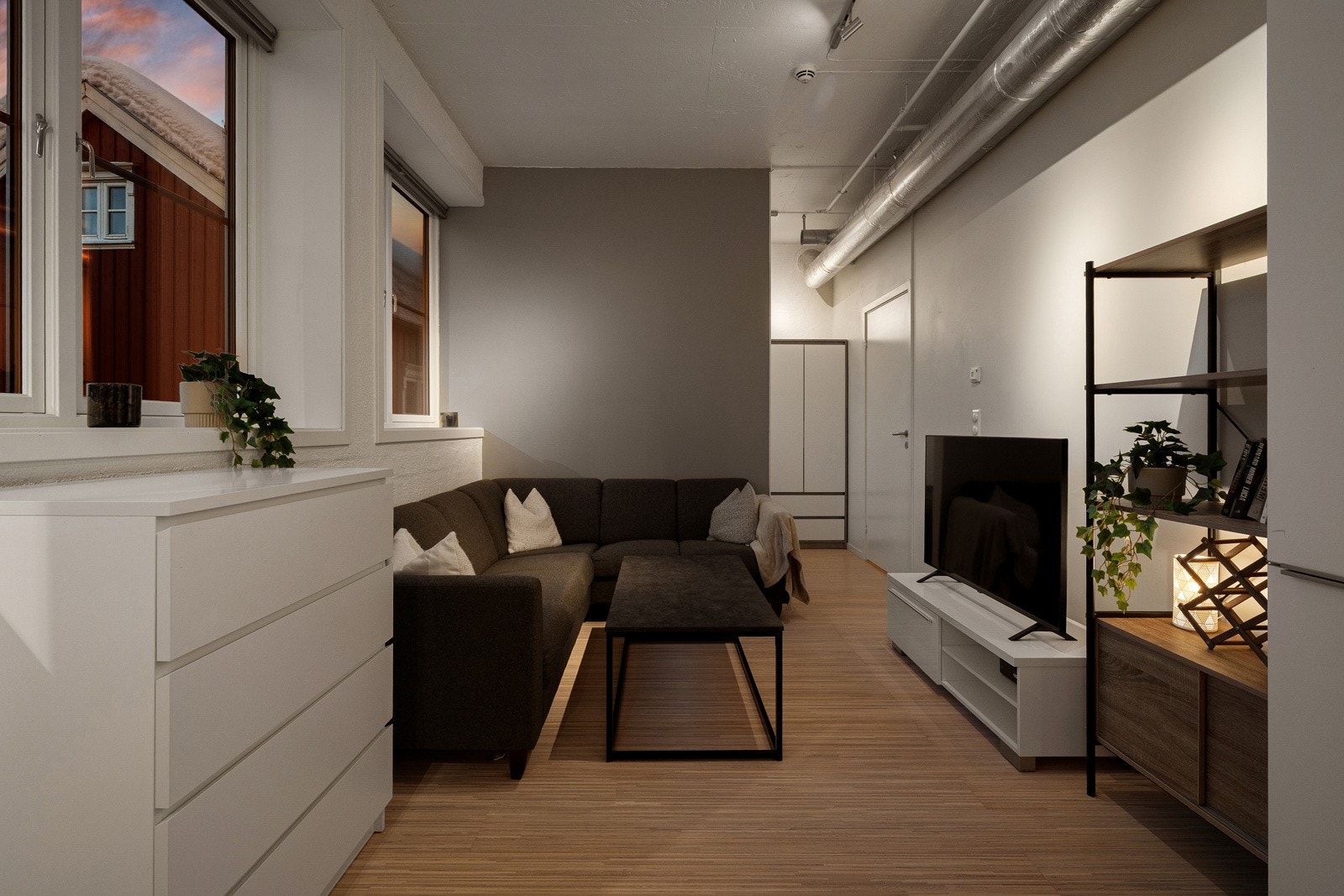 Stuen oppleves lys og luftig med gode vindusflater!