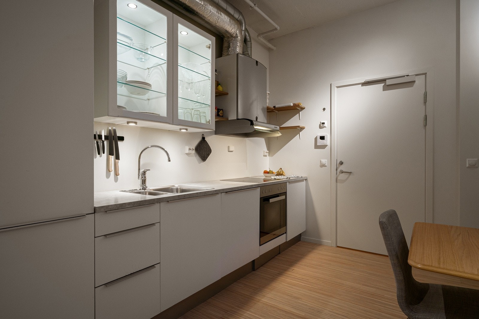 På kjøkkenet har du rikelig med skap- og benkeplass som gir gode oppbevaringsmuligheter og praktiske arbeidsforhold.