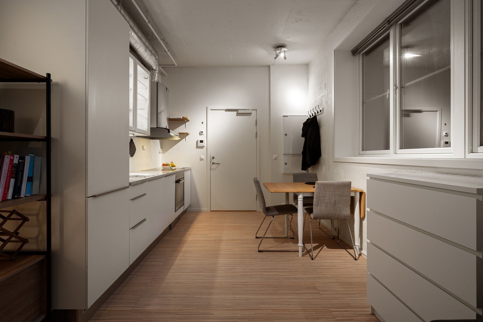 Leiligheten framstår gjennomgående lys og urban med flotte detaljer.