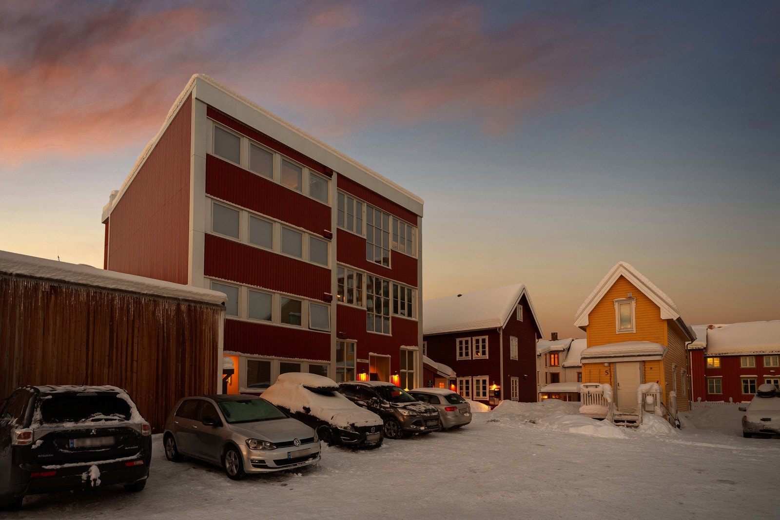 Sameiet og leiligheten ble renovert i 2014 og fremstår moderne med smart planløsning med hems og virker større enn hva kvadratmeterne tilsier.