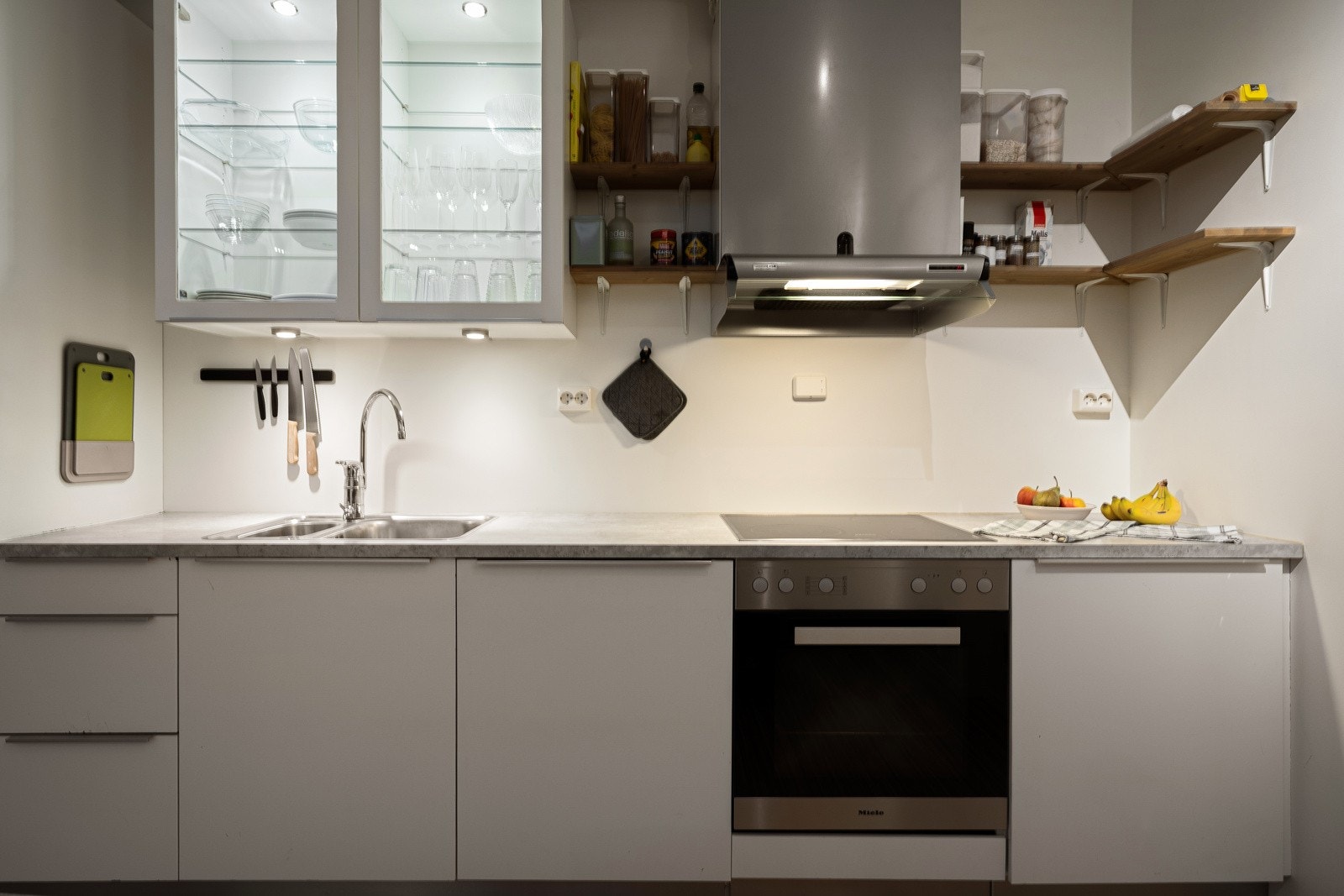 Lekkert, sort kjøkken fra kvalitetsleverandøren HTH med alt du trenger av integrerte hvitevarer.