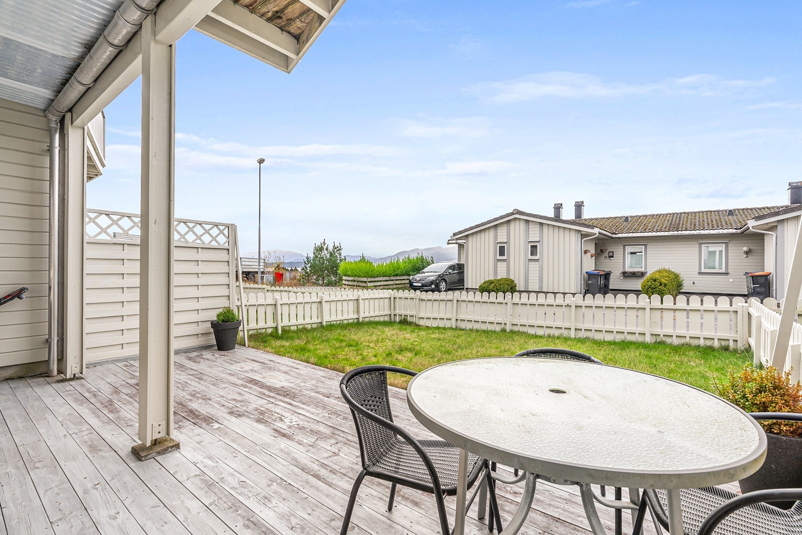 Fra soverommet er det direkte utgang til terrasse på 20 m², samt egen hage. Galleribilde