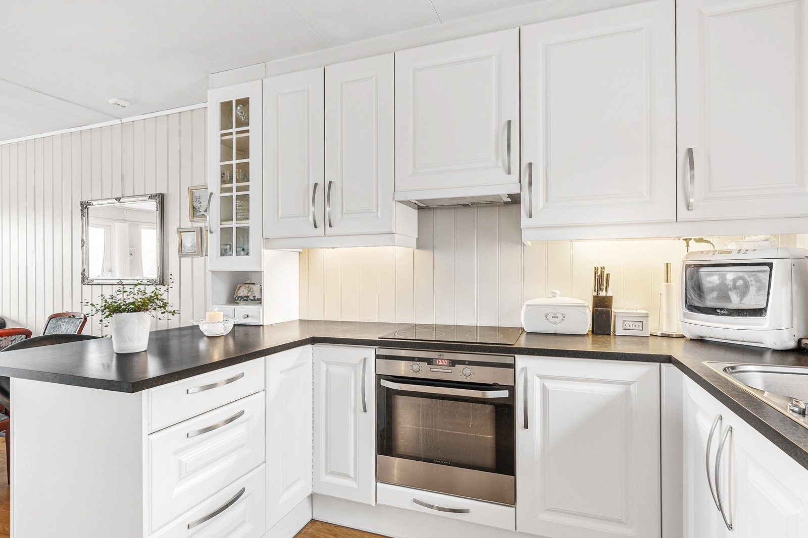 Tidsriktig og flott innredning med profilerte fronter og laminert benkeplate Galleribilde