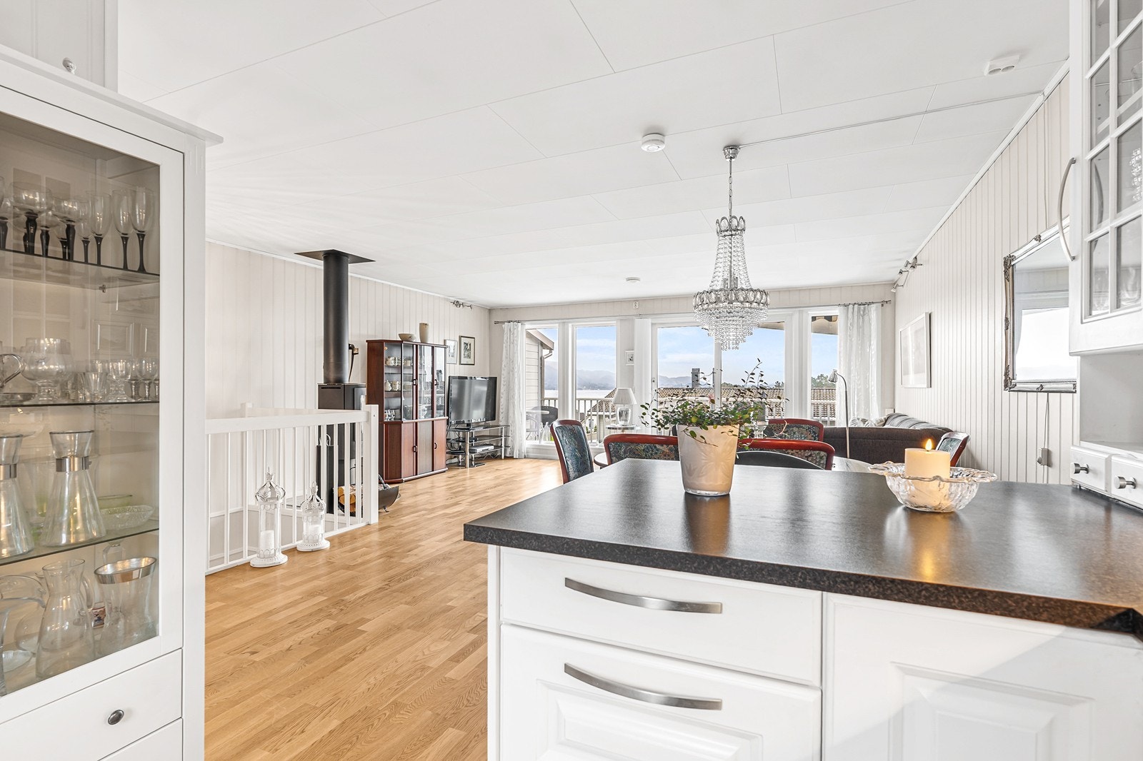 Kjøkkenet ligger i åpen løsning mot stuen Galleribilde