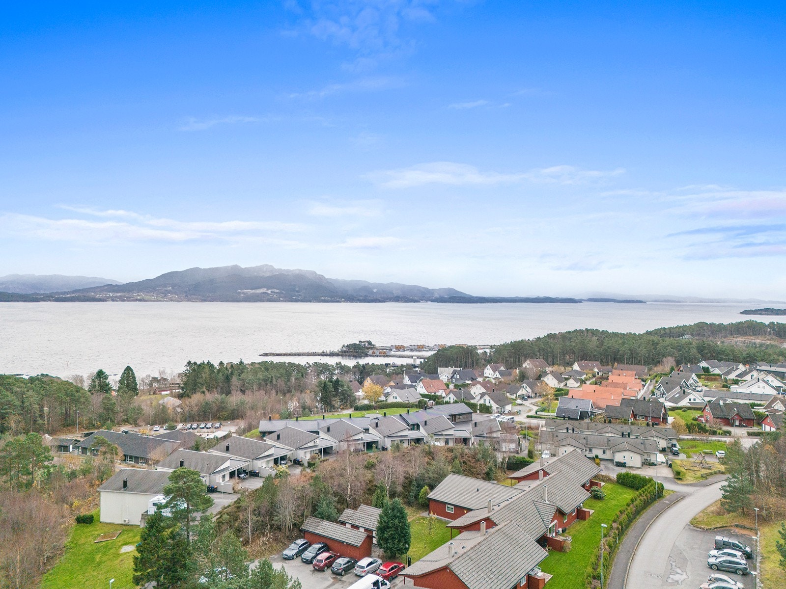 Barnehage ligger like ved og til skole er det ca. 1,5 km. Det er kort vei til Heiane handelsområde og til en rekke flotte tur- og rekreasjonsområder. Galleribilde