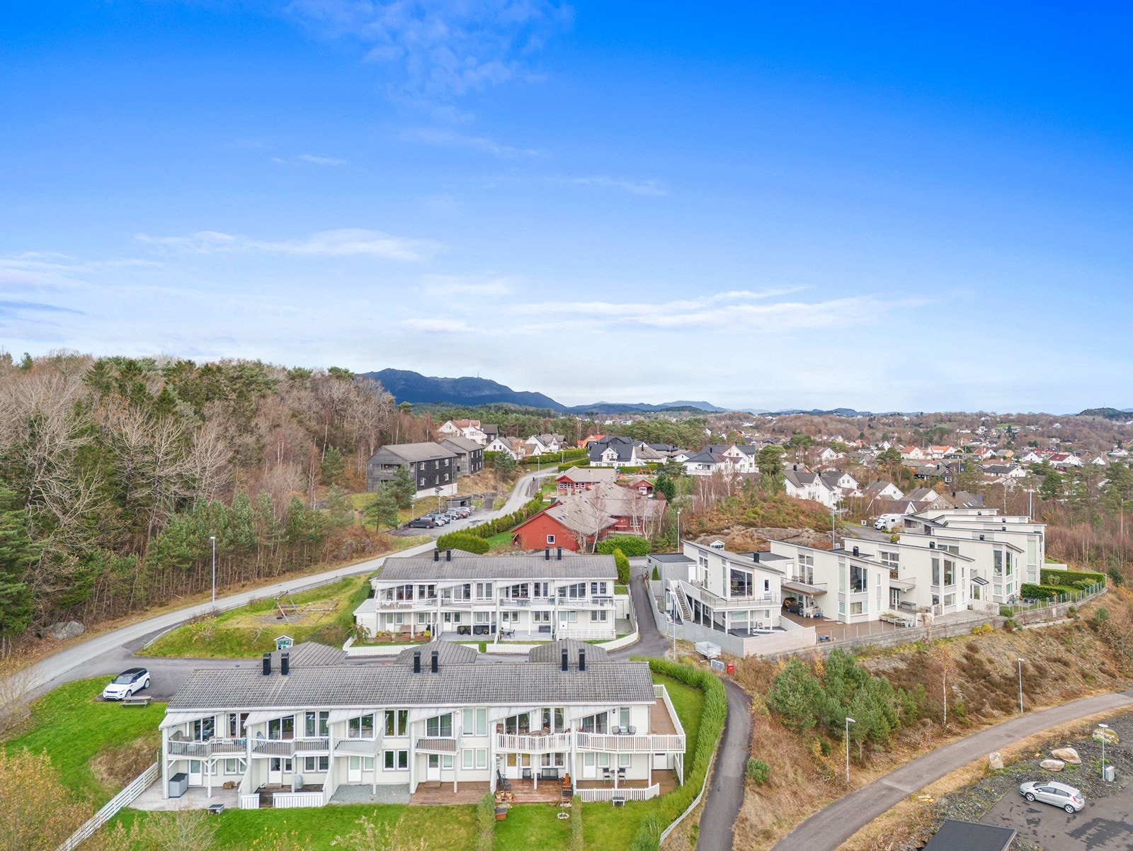 Her får du et moderne rekkehus over to plan, med både balkong, terrasse og egen hage i et etablert og attraktivt boligområde. Galleribilde
