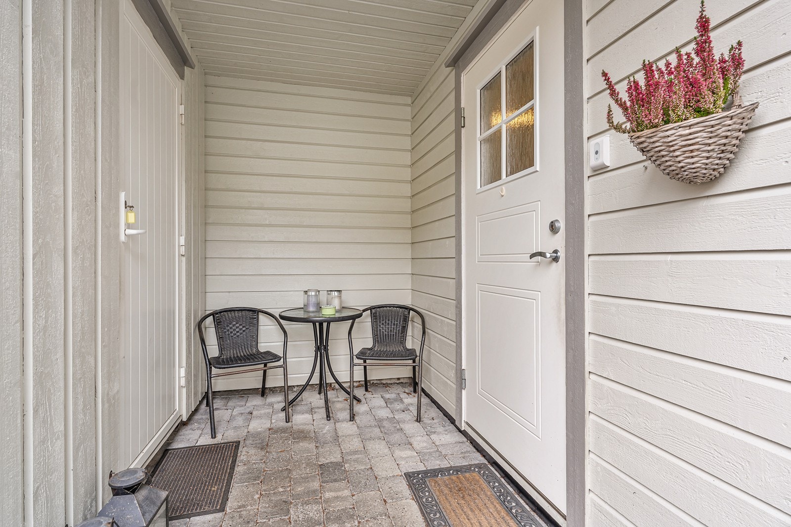 Ved inngangspartiet er det plass til en sittegruppe, og herfra er det også tilkomst til en praktisk utebod hvor ved, sesongutstyr og annet utstyr kan lagres. Galleribilde