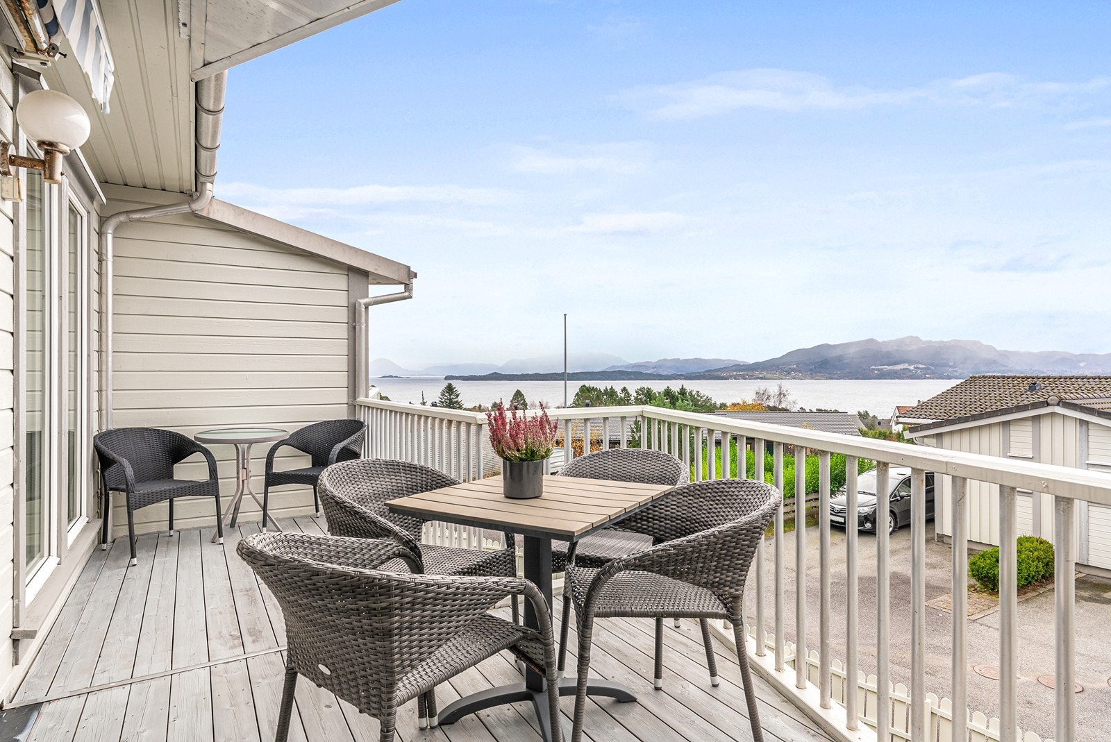 Terrassen fungerer som en naturlig forlengelse av stuen og er et nydelig sted for morgenkaffen, sommermåltider eller rolige kvelder med flott utsikt mot sjøen. Galleribilde