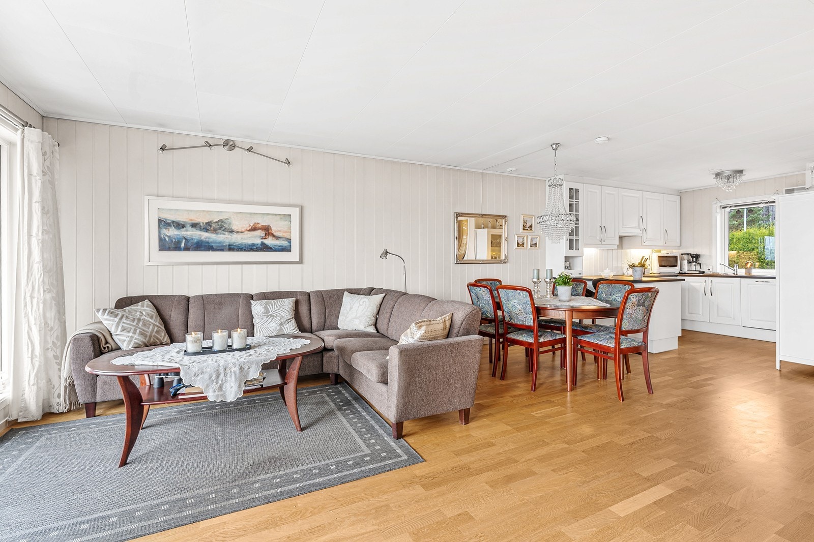 Boligen har en åpen stue- og kjøkkenløsning med god plass til både stor sofagruppe, spisebord og TV-møbel. Galleribilde