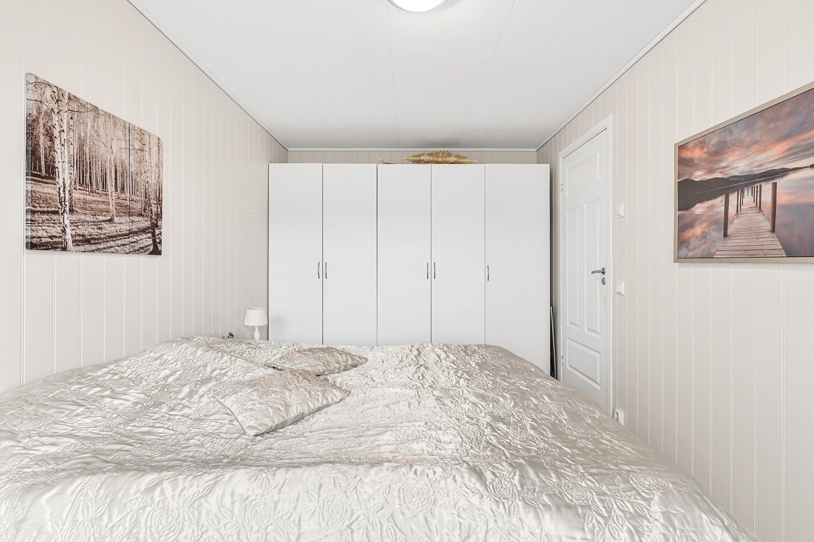 overommene ligger i 1.etasje og er romslige med lyse, fine overflater som gjør det enkelt å innrede etter behov. Galleribilde