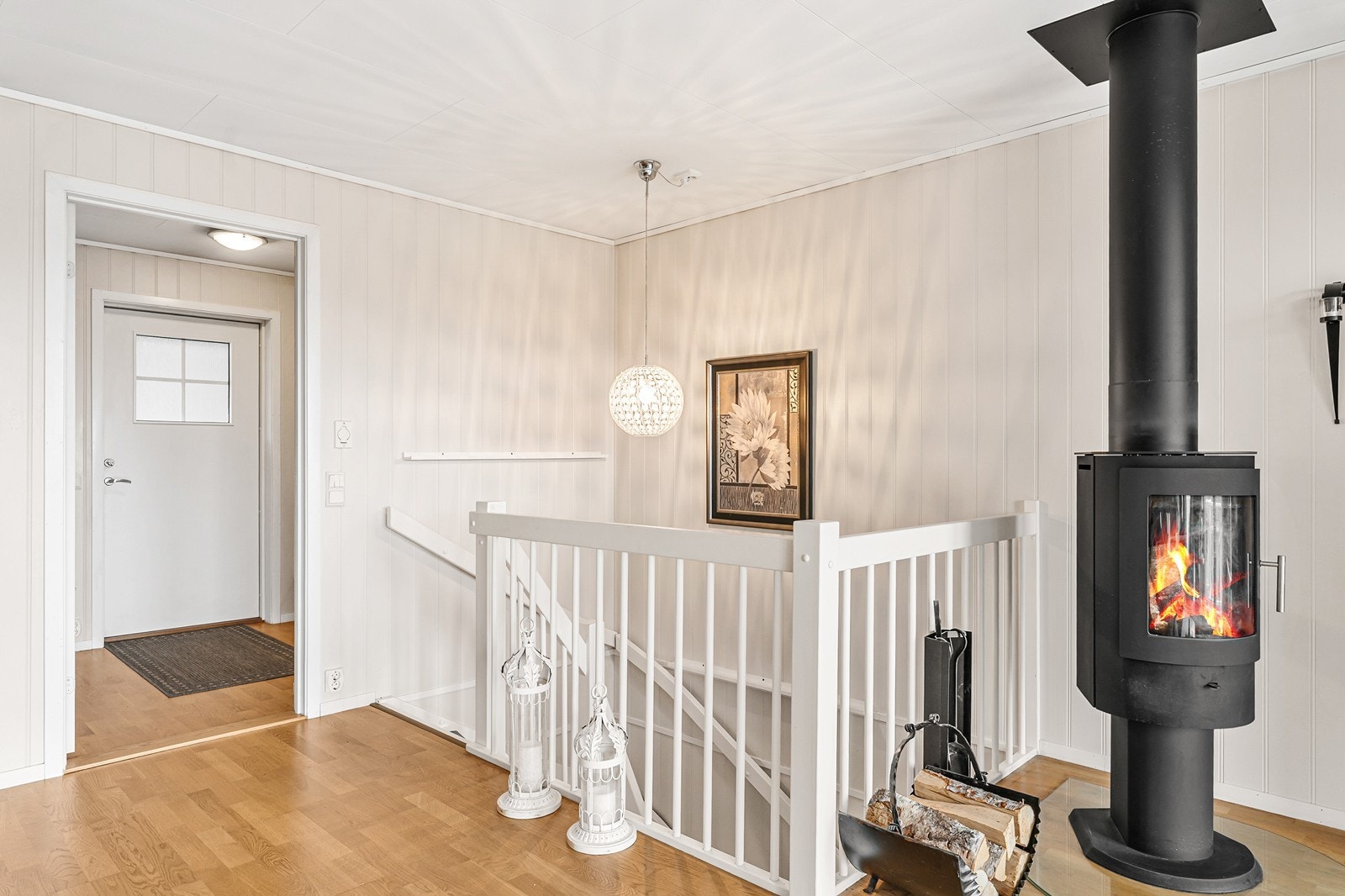 Stuen har også en stemningsfull vedovn med stålpipe som gir både varme og hygge på kjølige dager. Galleribilde