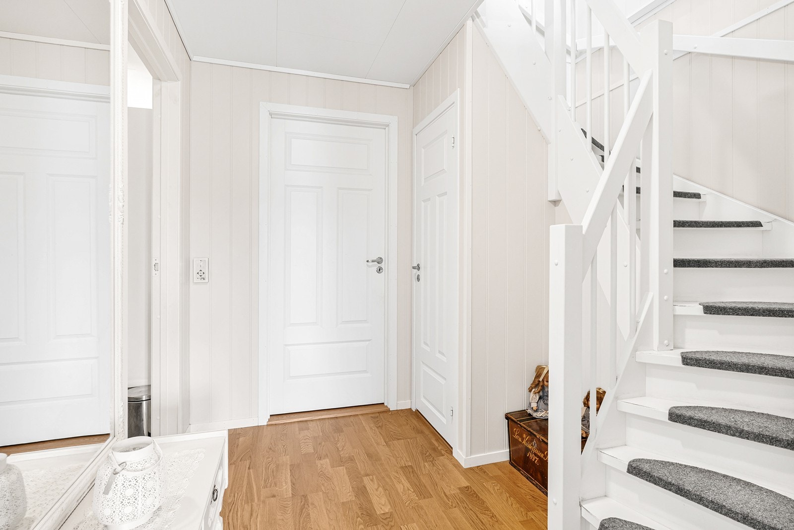 1.etasje inneholder gang, teknisk, bad og to soverom. Galleribilde