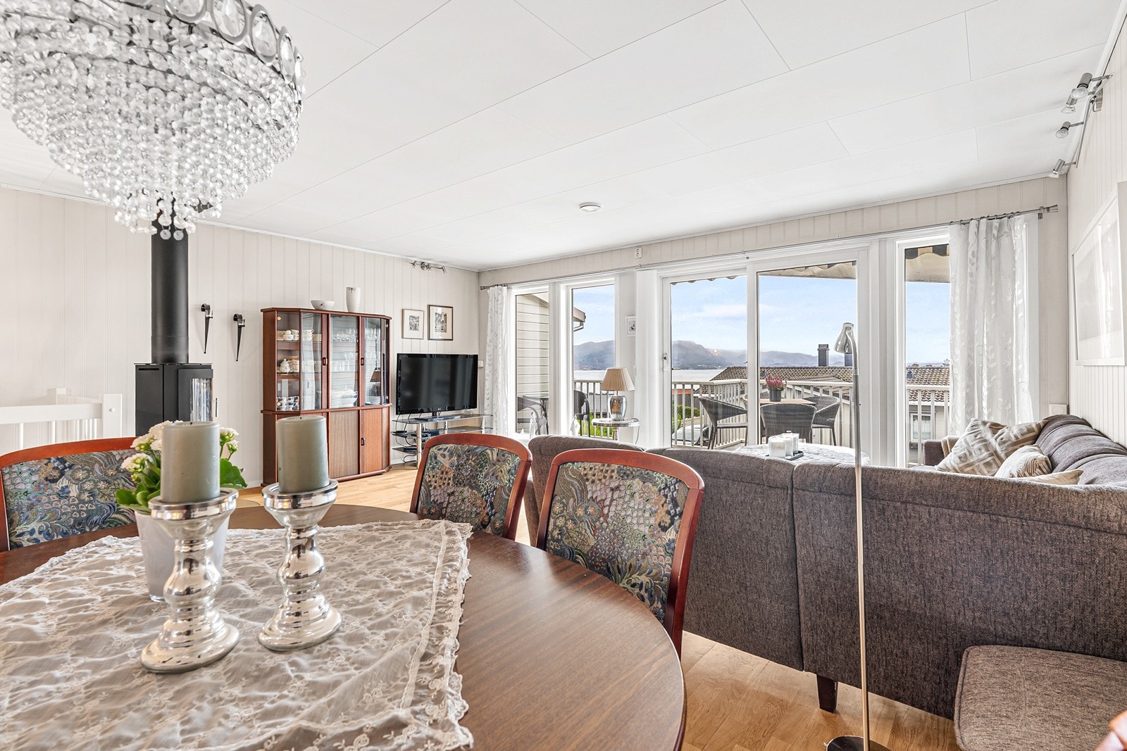 Det er også sjøutsikt fra spisestuen Galleribilde