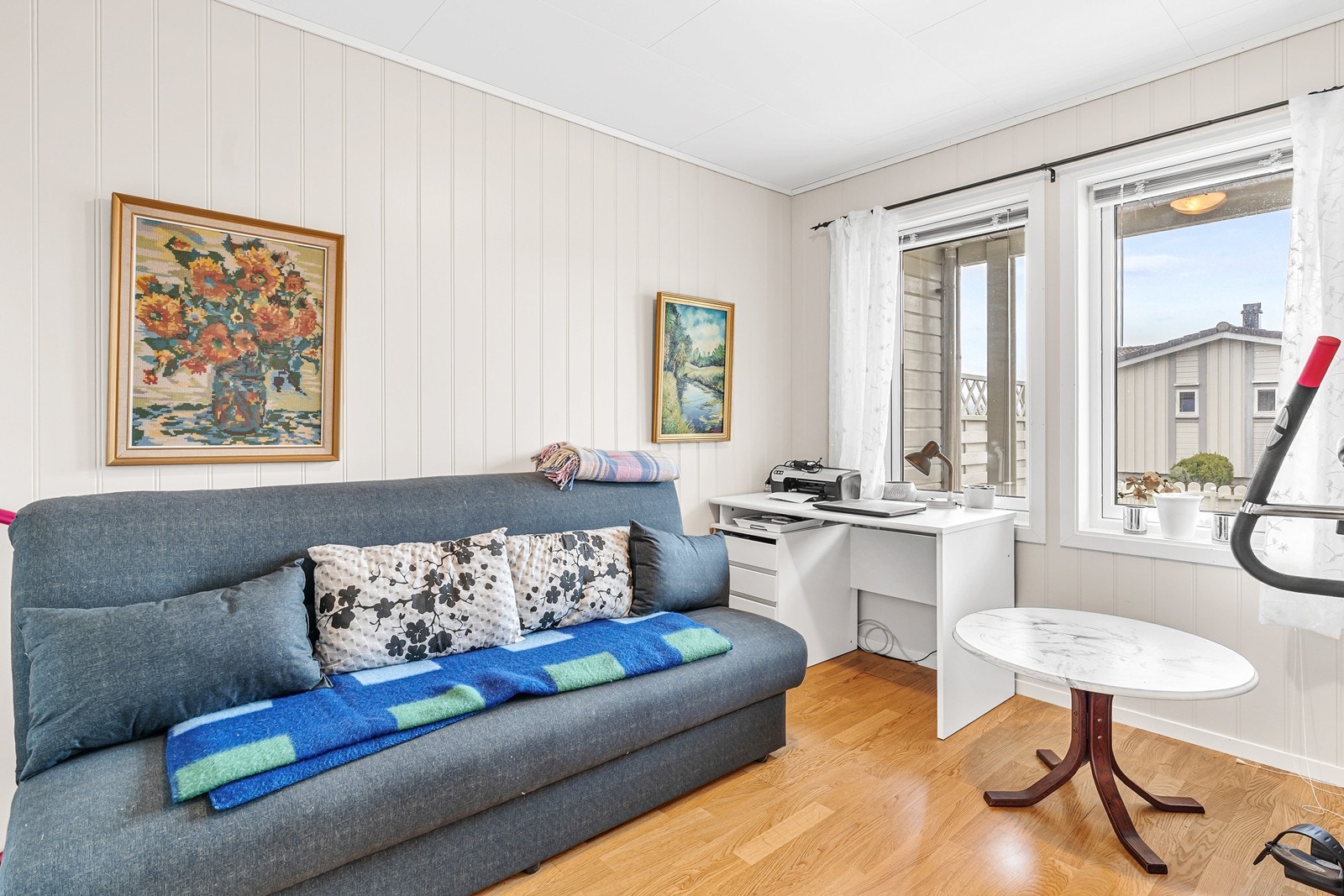 Soverom 2 måler 10,2 m² og har god plass til dobbeltseng, skrivebord, nattbord og garderobeløsning. Galleribilde