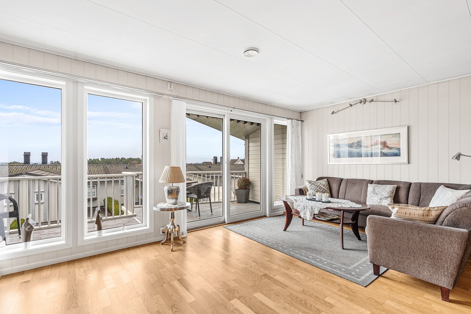 Vinduene går nesten fra gulv til tak og fra stuen får du direkte adkomst til terrassen gjennom skyvedører. Galleribilde