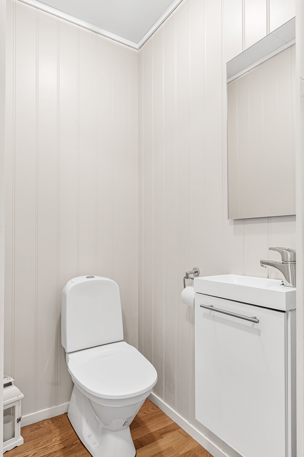 Det er også et praktisk toalettrom i 2. etasje, med adkomst fra gangen, innredet med toalett og servant. Galleribilde