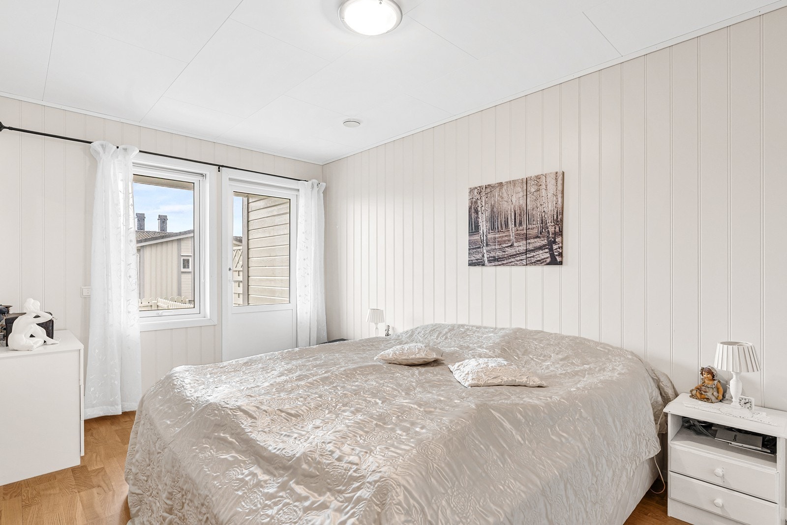 Fra hovedsoverommet er det direkte utgang til terrasse og hage. Galleribilde