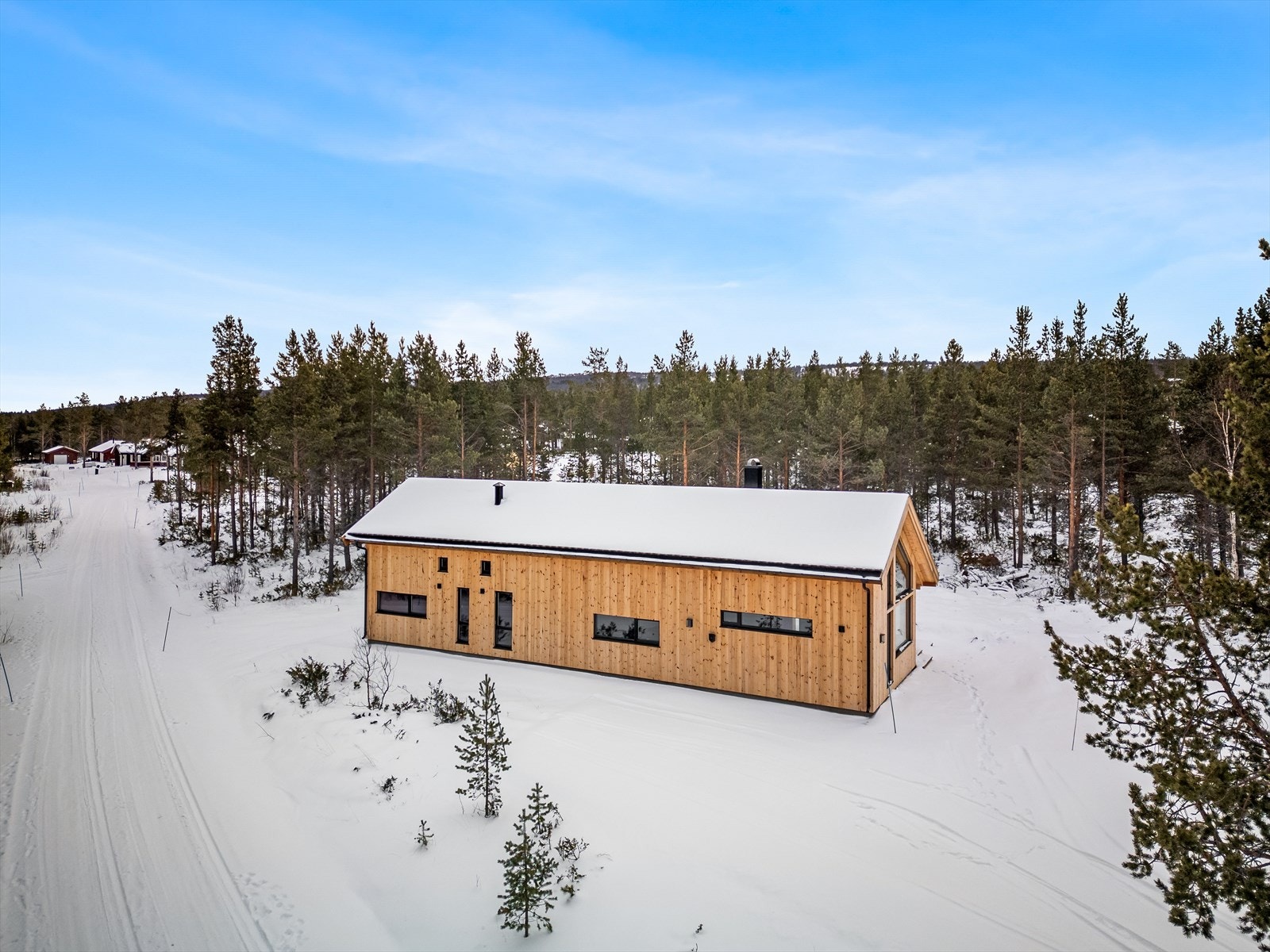 Det er enkel adkomst via bilvei helt frem, og tomten har gode muligheter for parkering på en singlet gårdsplass. Galleribilde