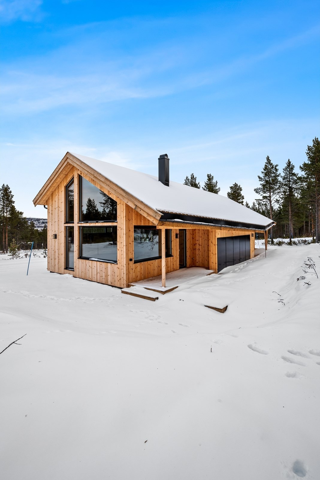 Solcellepanel er installert på taket - Solcellene produserer 21 000 kwt. og forsyner hele hytta (og vel så det) med strøm. Galleribilde