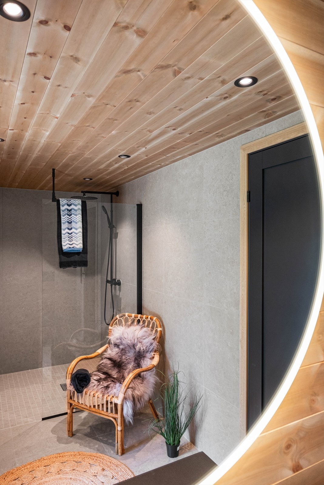 På badet er det gulvvarme, downlights og vegghengt toalett. Galleribilde