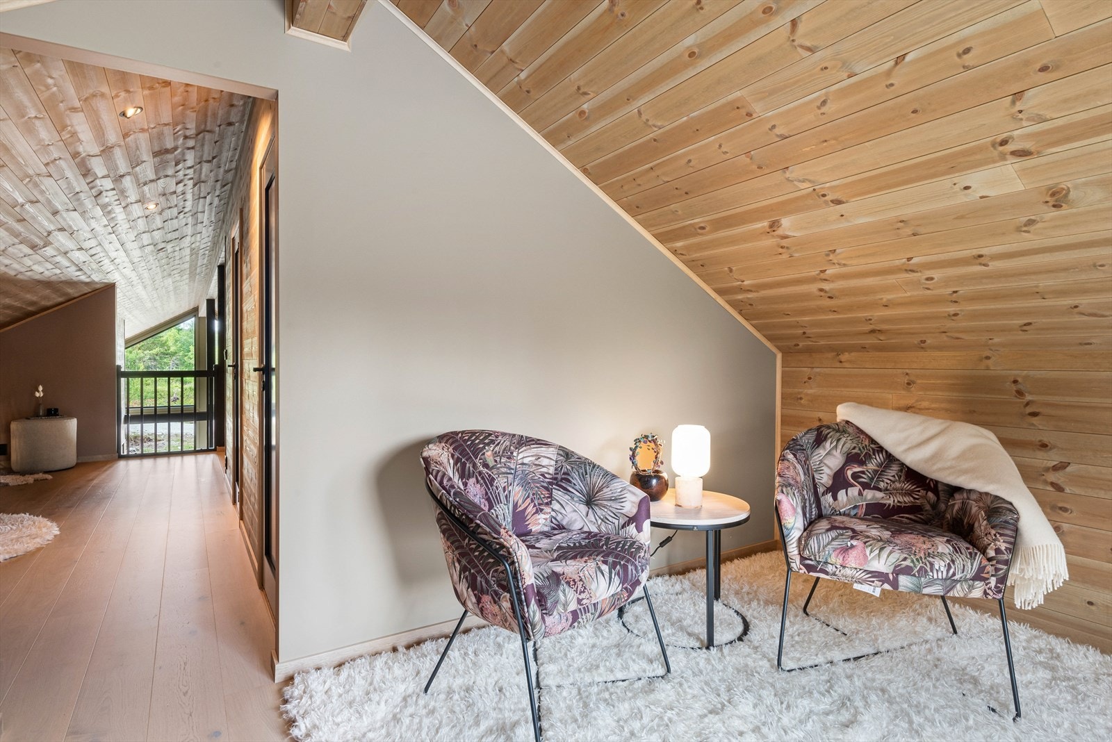 Hele hytta er holdt i en moderne farge. Galleribilde