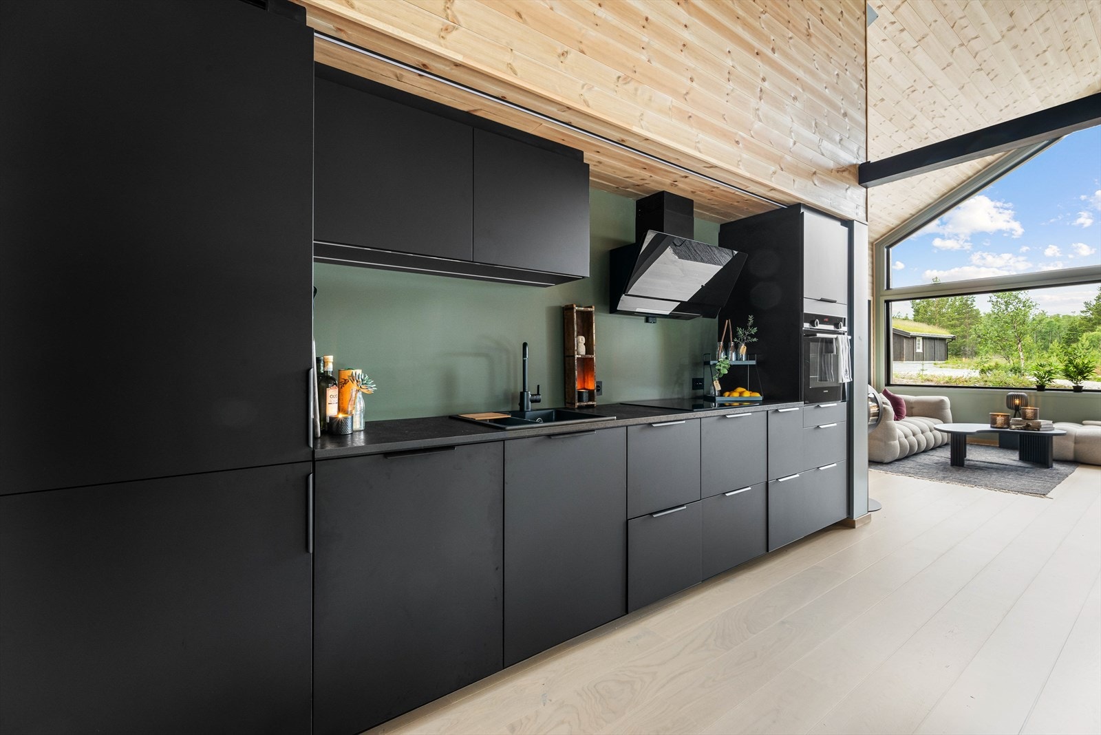 Kjøkkenet er stilrent og moderne, der man har alt man trenger i feriedagene - og mer til. Galleribilde